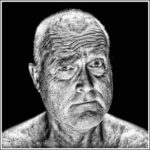 Zwart-wit close-up van een oudere, kale man met diepe rimpels en een getextureerde huid, die rechtstreeks naar de camera kijkt met één wenkbrauw opgetrokken in een vragende of sceptische uitdrukking. De achtergrond is zwart.