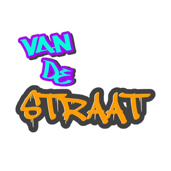 Vette graffititekst luidt "VAN DE STRAAT", met "VAN" in blauw met een paarse omlijning, "DE" in paars met een blauwe omlijning en "STRAAT" in oranje met een zwarte omlijning, op een witte achtergrond.