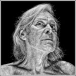 Zwart-wit portret van een oudere man met lang haar en een baard, licht omhoog kijkend. Zijn gezicht vertoont diepe rimpels en textuur, en zijn schouders zijn ontbloot tegen een donkere achtergrond.