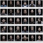Een raster van 42 verschillende portretten, met mensen van verschillende leeftijden, geslachten en etnische achtergronden, die allemaal recht in de camera kijken tegen een donkere achtergrond.